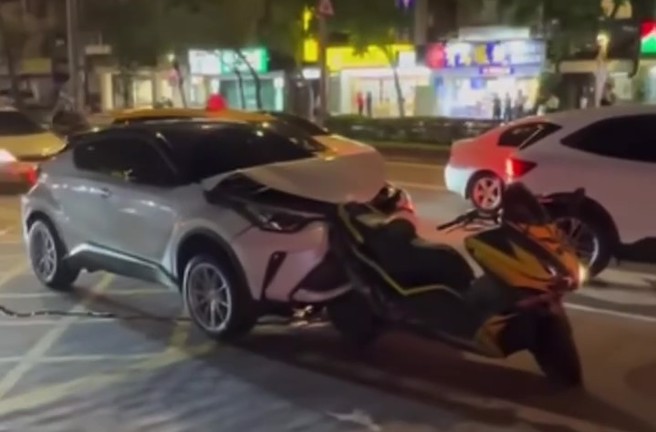 张姓驾驶追撞前方重机后，「车头刁住重机」沿路开。（翻摄社会事新闻影音）