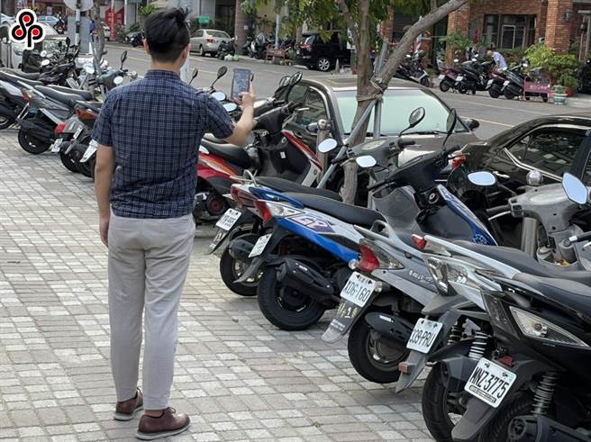 针对机车违规停放人行道、骑楼，日前有民眾试图透过拍照检举，结果发现若未将机退牌（禁停车牌）拍摄入照片，仅能检举严重影响行人通行的车辆。（示意图，本报资料照片）
