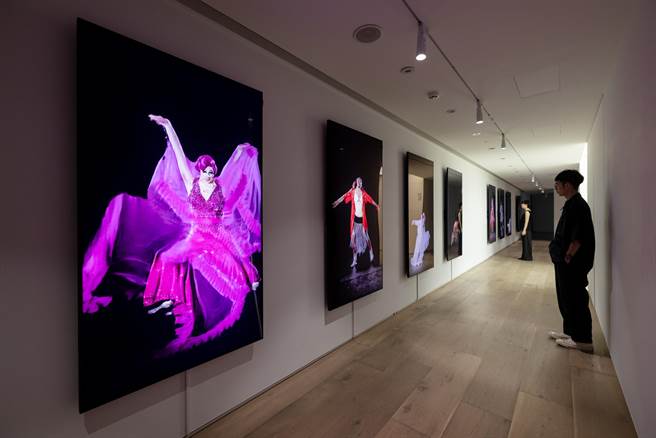 英国艺术家杰克．艾维斯作品以深偽影像构成变装表演者，提出另类酷儿乌托邦想像。（忠泰美术馆提供／李怡芸台北传真）