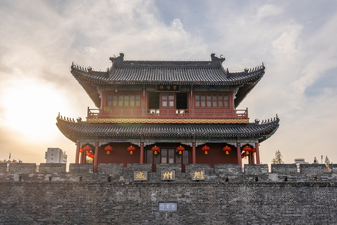 古代打仗之所以不火燒城門，主要原因除了城門的木料挑選嚴格，建造之初也事先進行了防火處理。（示意圖／達志影像）