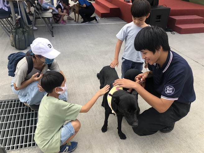 「小小动物照护员体验」带着小朋友们认识如何照顾犬猫，体验准备饲料、铲猫砂等，也分享互动小技巧，让孩子开心跟毛孩互动。（张芷瑜摄）
