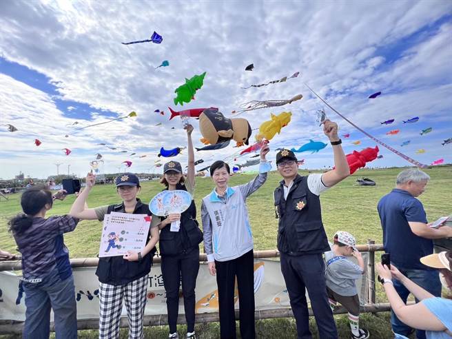 巨大的「刑事一鸽」风筝穿着刑警背心，吸引现场民眾目光。（警方提供／王惠慧新竹传真）