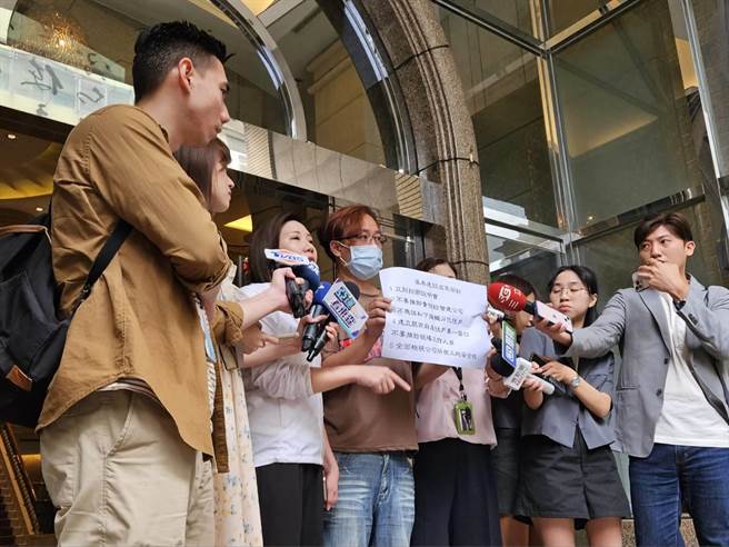 「基泰大直」施工导致邻房基地下陷、倾斜，下午与当地陈姓居民，赴基泰总部陈情。（王莫昀摄）