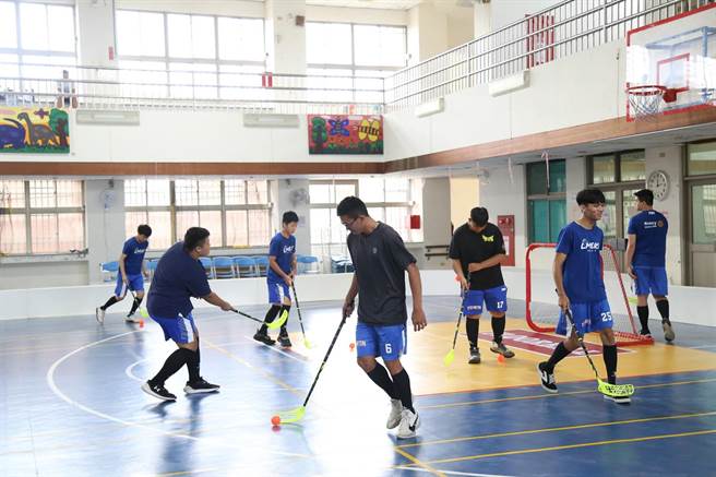 特奧軟式曲棍球競賽在嘉義市舉辦，選手們上場暖身。（嘉義市政府提供／廖素慧嘉市傳真）