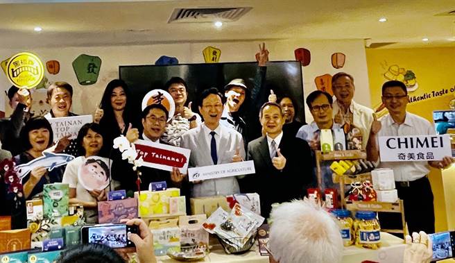 台南市黄伟哲率团前往新加坡行销台南的农渔产加工食品。（市府提供／洪荣志台南传真）