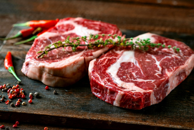 移居印尼峇里島的美國網紅朗恩（Pauly Long）挑戰連吃100天生牛排，他稱身體變得更有活力、消化更好。（示意圖／shutterstock）