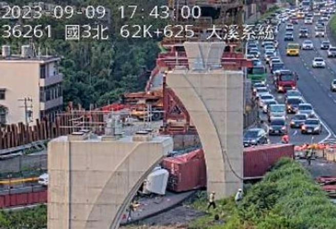 国道3号南向大溪交流道62.7公里处发生严重事故，一辆货柜车翻覆。（翻摄画面）