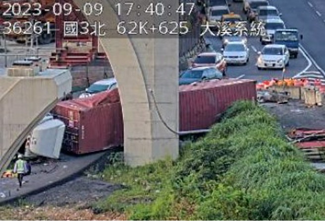 国道3号南向大溪交流道62.7公里处发生严重事故，一辆货柜车翻覆。（翻摄画面）