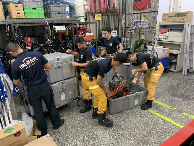 台中市国际人道救援队成员已完成整装，将待消防署命令后即刻出动。(台中市府提供)