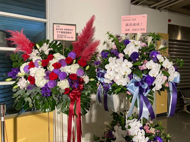 王力宏演唱会后台收到徐枫送花祝贺。（黄雯犀摄）
