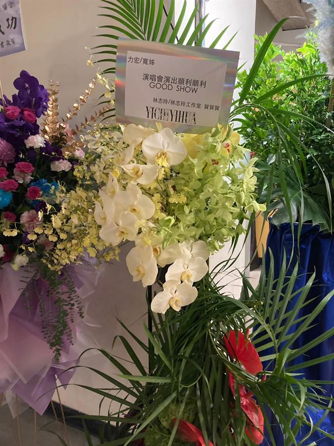 王力宏演唱会后台收到林志玲送花祝贺。（黄雯犀摄）