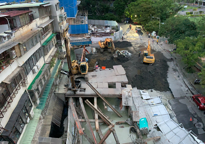 台北市中山区大直街94巷民宅，7日晚间8时许惊传下陷，该民宅一楼遭「吞掉」。市府动员多名作业人员持续抢救中。（邓博仁摄）