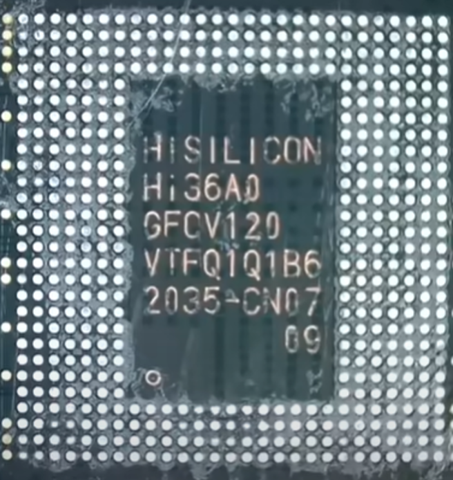 华为Mate 60 Pro 实地拆解。（取自杨长顺直播）