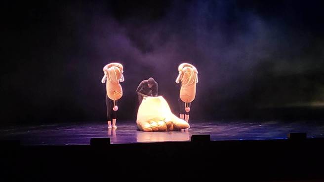 台北首督芭蕾舞團本周末在台北城市舞台演出團長徐進豐的退休作《Mr. Formosa》。（李欣恬攝）