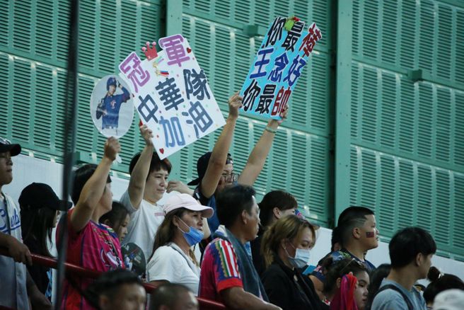 U18世界杯冠军战前哨战吸引6319名球迷进场观看「台日大战」。（杜宜谙摄）