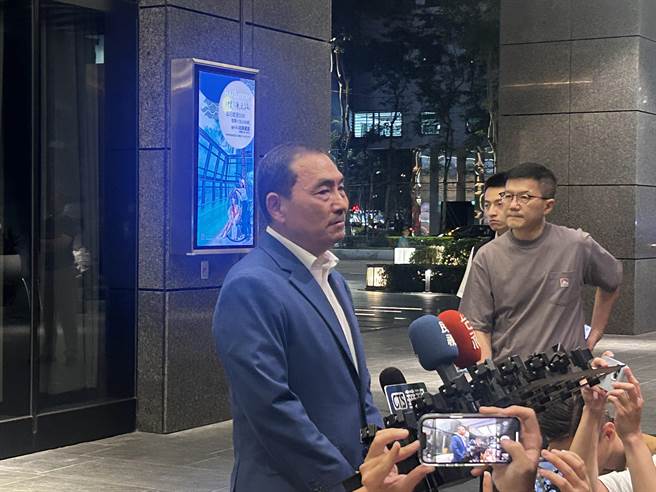 国民党总统参选人侯友宜今晚邀请国民党主席朱立伦及蓝营15位执政县市长餐叙，途中突然下楼说明