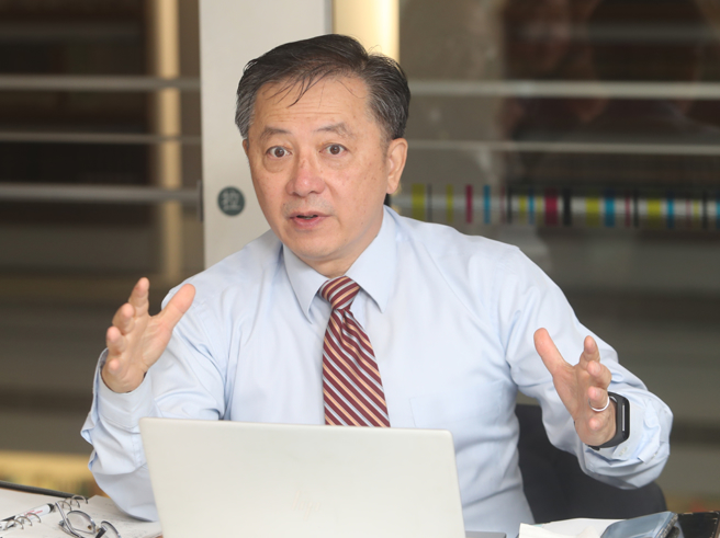 胡振东（见图）于建中一年级时赴美国，在美国空军服役27年后中校退伍，转为美国国防部文职的台湾科科长，之后再到AIT来台湾担任副组长，接着在台湾雷神公司担任总经理，现已退休。（资料照片）