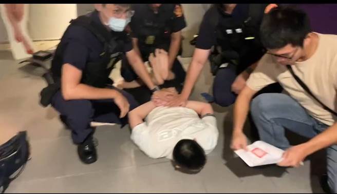 宾士车薛姓驾驶肇逃躲汽车旅馆，警方上门还拒绝开门，警方声请搜索票二度上门将他按在地上磨擦。（读者提供／程炳璋台南传真）