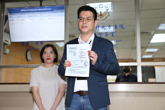 针对大直民宅倾斜下陷案，台北市法务局长连堂凯（右）与律师9日晚间前往台北地院递状，对基泰建设声请假扣押。（姚志平摄）