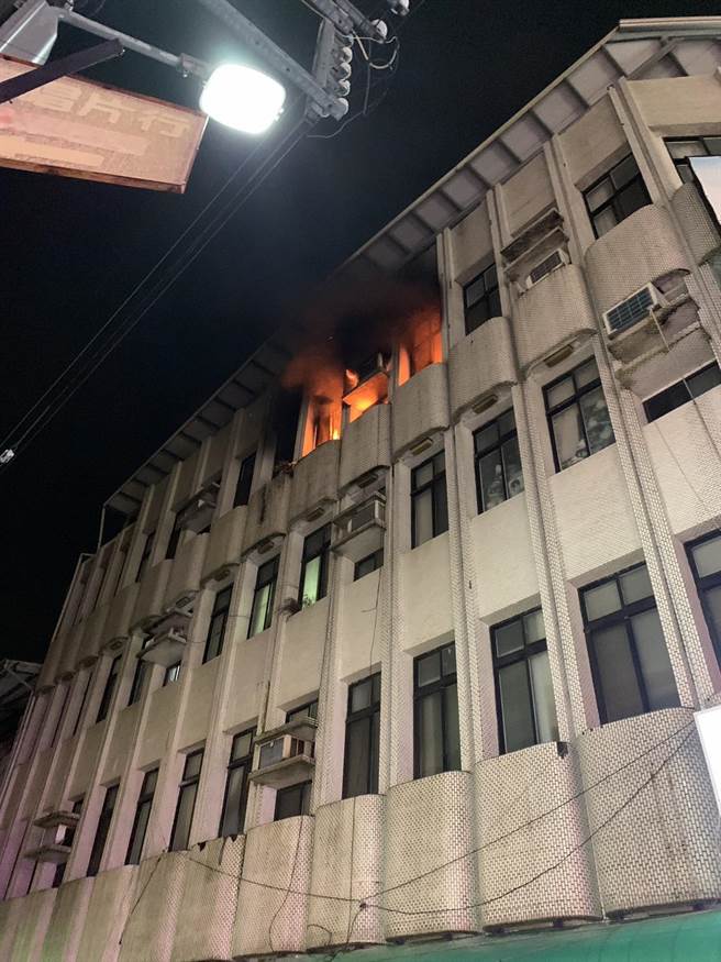 潮州民宅传气爆火警，清理火场惊见焦尸一具。(屏县消防局提供)