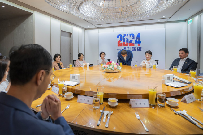 国民党总统参选人侯友宜今(9)晚与国民党主席朱立伦、蓝营县市长餐叙。由桌上名牌可知，朱立伦与金溥聪相邻而坐。（侯办提供）