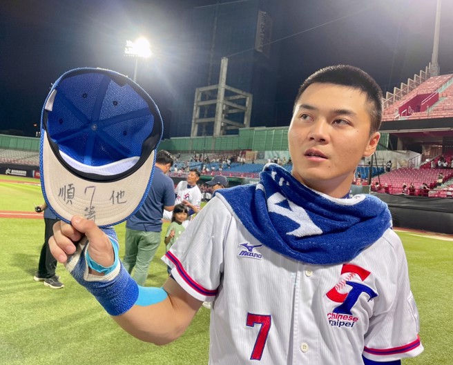 U18中华队邱鑫在帽檐内写下「顺着他」。（毛琬婷摄）