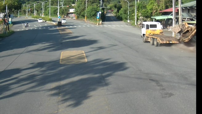 55岁的罗姓男子驾驶大货车载运挖土机为固定好，弯道时导致挖土机翻落，撞毁餐厅围墙及电线杆。（翻摄画面）