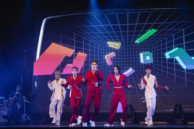 「FEniX」承隆（左起）、家齐、峻廷、MAX、浦洋9日举办出道首场演唱会。（华纳音乐☓踢帕娱乐提供）