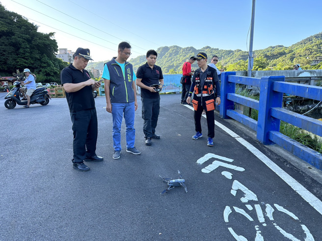 消防局派出14車29人含9名潛搜人員、2名空拍機人員到場，未發現失蹤者。（圖／民眾提供）