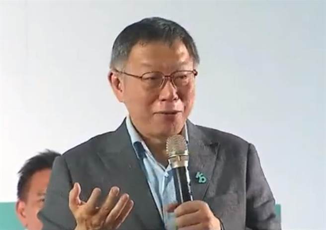 民眾党总统参选人柯文哲9日晚间到大甲镇澜宫停车场举行首场「庙口开讲」，吸引逾800名支持者冒雨听讲。（张妍溱翻摄）