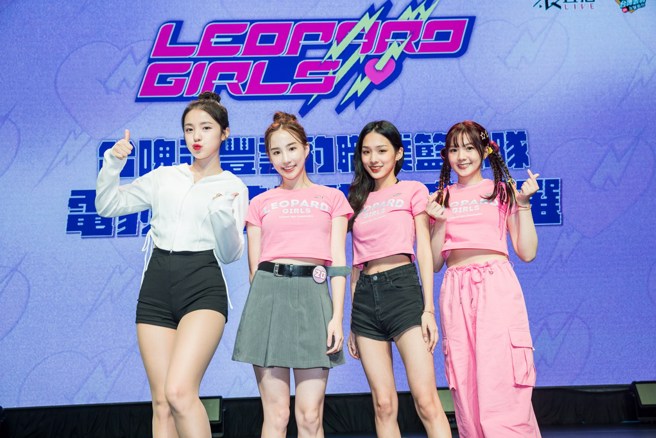 李多慧(左一)跟李若绮、杨育容、刘姿妤3名新生代电豹女合照。(台啤永丰云豹提供)
