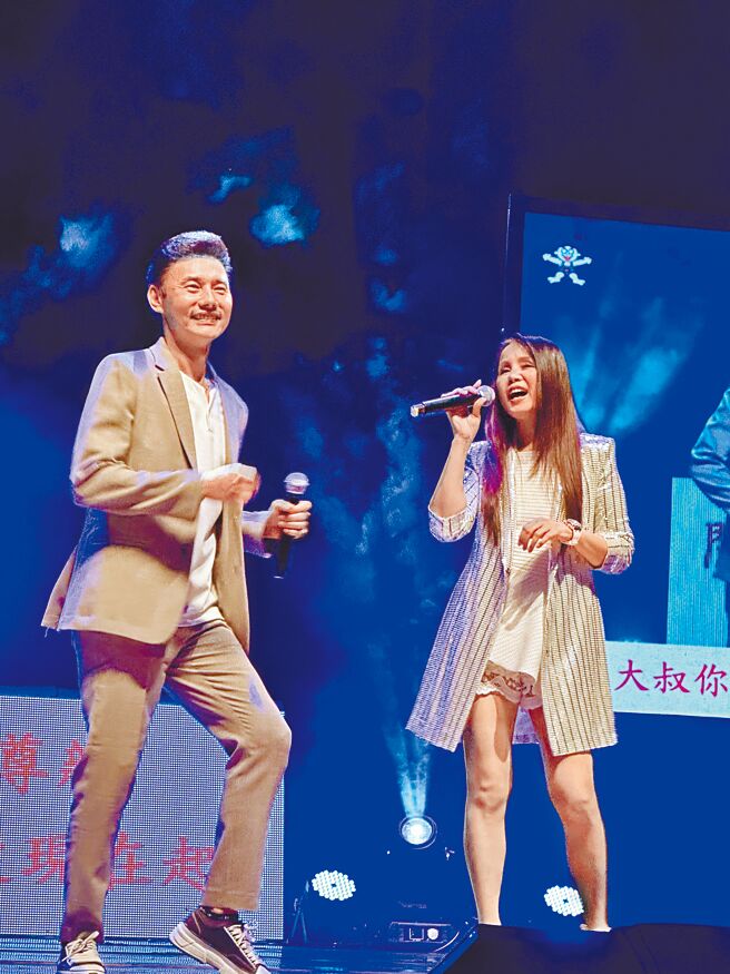 包伟铭（左）、老婆刘依纯日前在「让孝顺成为一种习惯」孝亲公益演唱会开唱。（翰森娱乐提供）