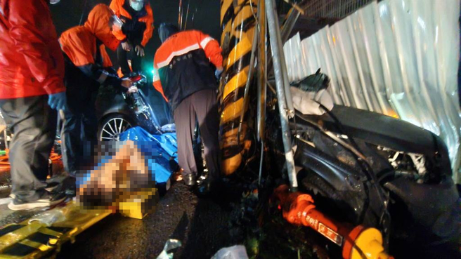 佳里区严重车祸，一家五口共乘宾士车，自撞电线杆，前座夫妻无呼吸心跳，后座2名侄子、1名侄女意识清楚，陆续脱困。（读者提供／程炳璋台南传真）