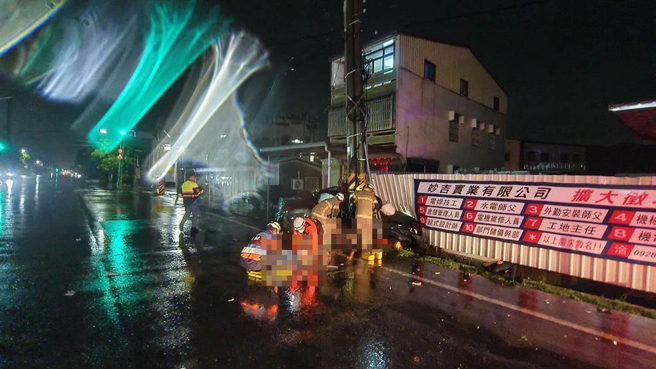 一家五口开着宾士车在佳里区发生严重车祸。（读者提供／程炳璋台南传真）