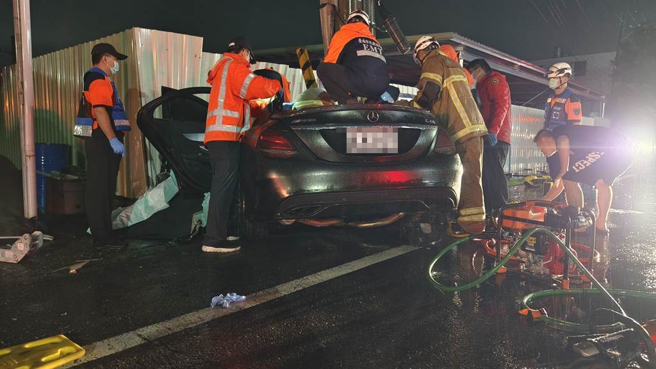 警消正设法救出卡在右后座的民眾。（读者提供／程炳璋台南传真）