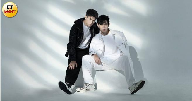 邱以太(左)：BOSS黑色Monogram压纹皮革外套、BOSS黑色宽版丹寧裤、CONVERSE Chuck 70黑色休閒鞋。詹怀云：BOSS白色Monogram压纹丹寧外套、BOSS白色T恤、BOSS白色宽版丹寧裤、CONVERSE Chuck 70咖啡边白色休閒鞋。（图／许方正摄）