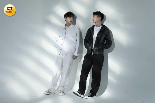 詹怀云：BOSS白色Monogram压纹丹寧外套、BOSS白色T恤、BOSS白色宽版丹寧裤、CONVERSE Chuck 70咖啡边白色休閒鞋。邱以太：BOSS黑色Monogram压纹皮革外套、BOSS黑色宽版丹寧裤、CONVERSE Chuck 70黑色休閒鞋。（图／许方正摄）