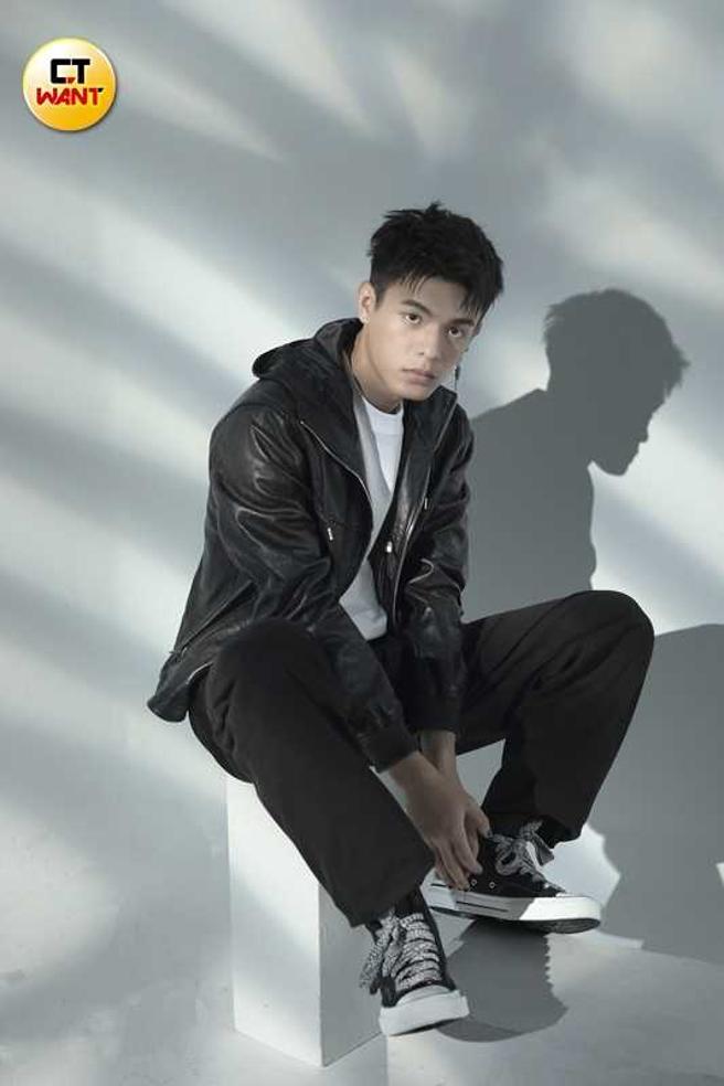 邱以太：BOSS黑色Monogram压纹皮革外套、BOSS黑色宽版丹寧裤、CONVERSE Chuck 70黑色休閒鞋。（图／许方正摄）