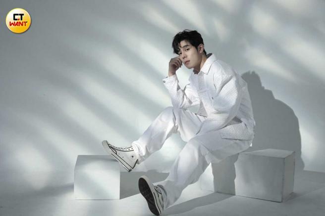 詹怀云：BOSS白色Monogram压纹丹寧外套、BOSS白色T恤、BOSS白色宽版丹寧裤、CONVERSE Chuck 70咖啡边白色休閒鞋。（图／许方正摄）