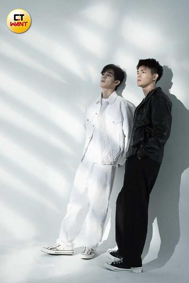 詹怀云：BOSS白色Monogram压纹丹寧外套、BOSS白色T恤、BOSS白色宽版丹寧裤、CONVERSE Chuck 70咖啡边白色休閒鞋。邱以太(左)：BOSS黑色Monogram压纹皮革外套、BOSS黑色宽版丹寧裤、CONVERSE Chuck 70黑色休閒鞋。（图／许方正摄）