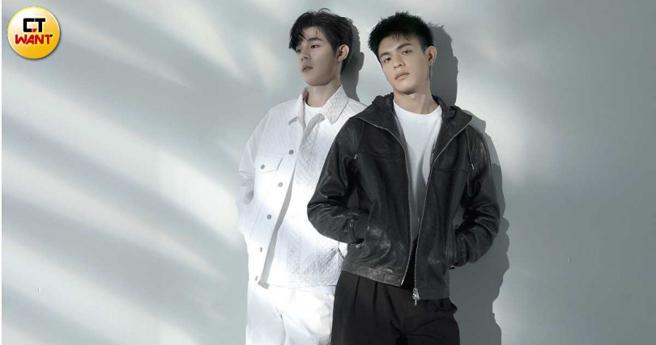 詹怀云：BOSS白色Monogram压纹丹寧外套、BOSS白色T恤、BOSS白色宽版丹寧裤。邱以太：BOSS黑色Monogram压纹皮革外套、BOSS黑色宽版丹寧裤。（图／许方正摄）