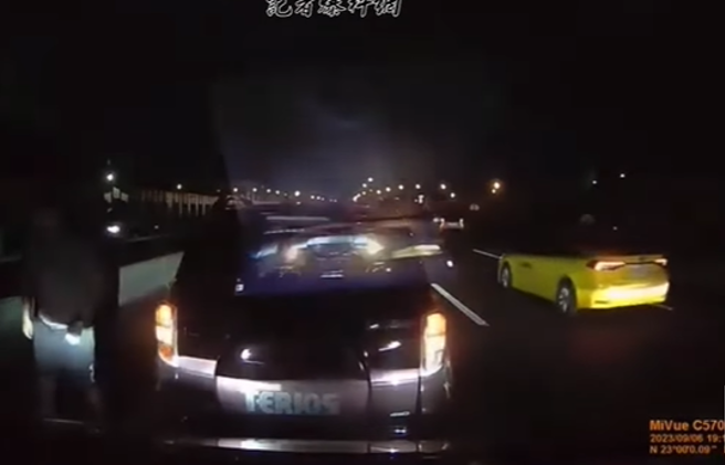 一輛休旅車「臨停國道內側」擋救護車 ，三寶駕駛遭罵傻後趕緊閃人。(翻攝自記者爆料網)