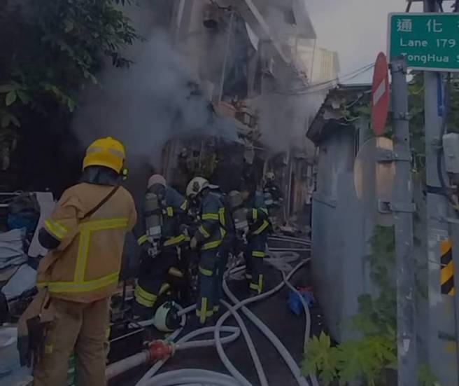 北市通化街公寓冒火！7住户变身「蜘蛛人」惊险爬到隔壁栋逃命。(戴志扬翻摄)