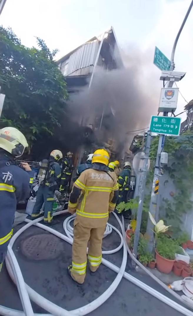 北市通化街公寓冒火！7住户变身「蜘蛛人」惊险爬到隔壁栋逃命。(戴志扬翻摄)