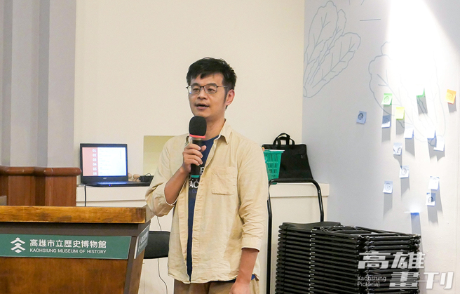 既晴近年与高雄文学馆合作「解谜相谈室」系列互动式读书会，经常回到离开多年的家乡，对高雄的变化深有感触。(摄影/Naru)
