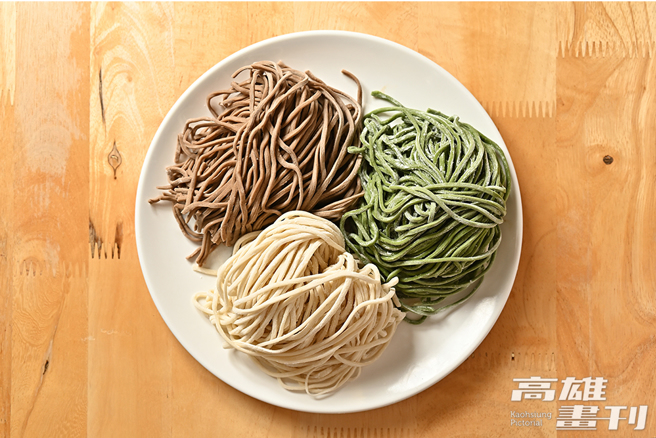 从手打麵、荞麦麵到绿藻麵，王顺亿都坚持自制零添加。(摄影/Carter)
