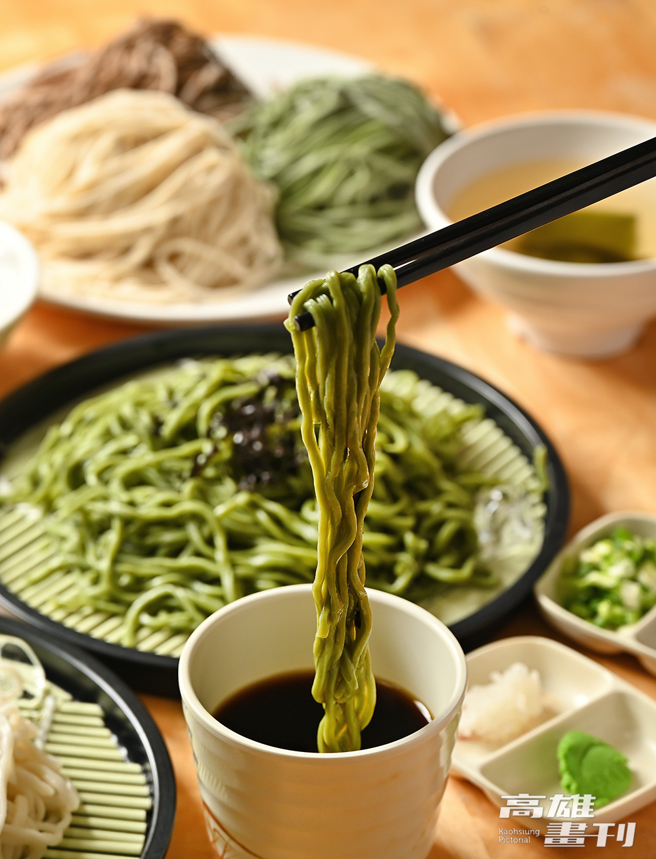 绿藻麵佐特制黄金比例鲣鱼酱油，低卡又营养。(摄影/Carter)
