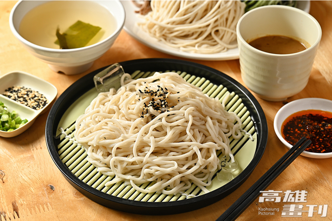 日式麻酱凉麵搭配手打麵，把芝麻青葱倒入麻酱，麵条质地细致；沾上香浓麻酱，凉爽又开胃。(摄影/Carter)
