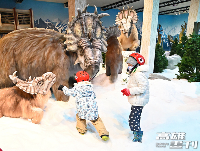 现场展示约10种羽毛恐龙，小朋友开心地与号称超重量级的3公尺壮硕厚鼻龙互动。(摄影/Carter)
