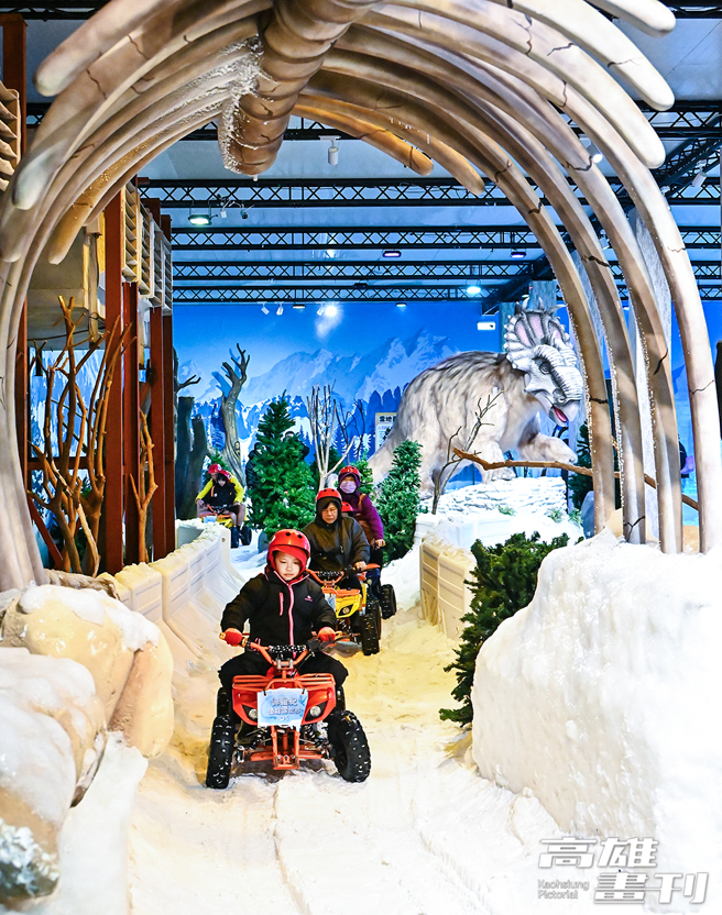 大人小孩骑乘雪地车环绕园区，让孩子体验自己操控车子油门的刺激感，经过超级巨大的骨头化石场景，十分震撼。(摄影/Carter)
